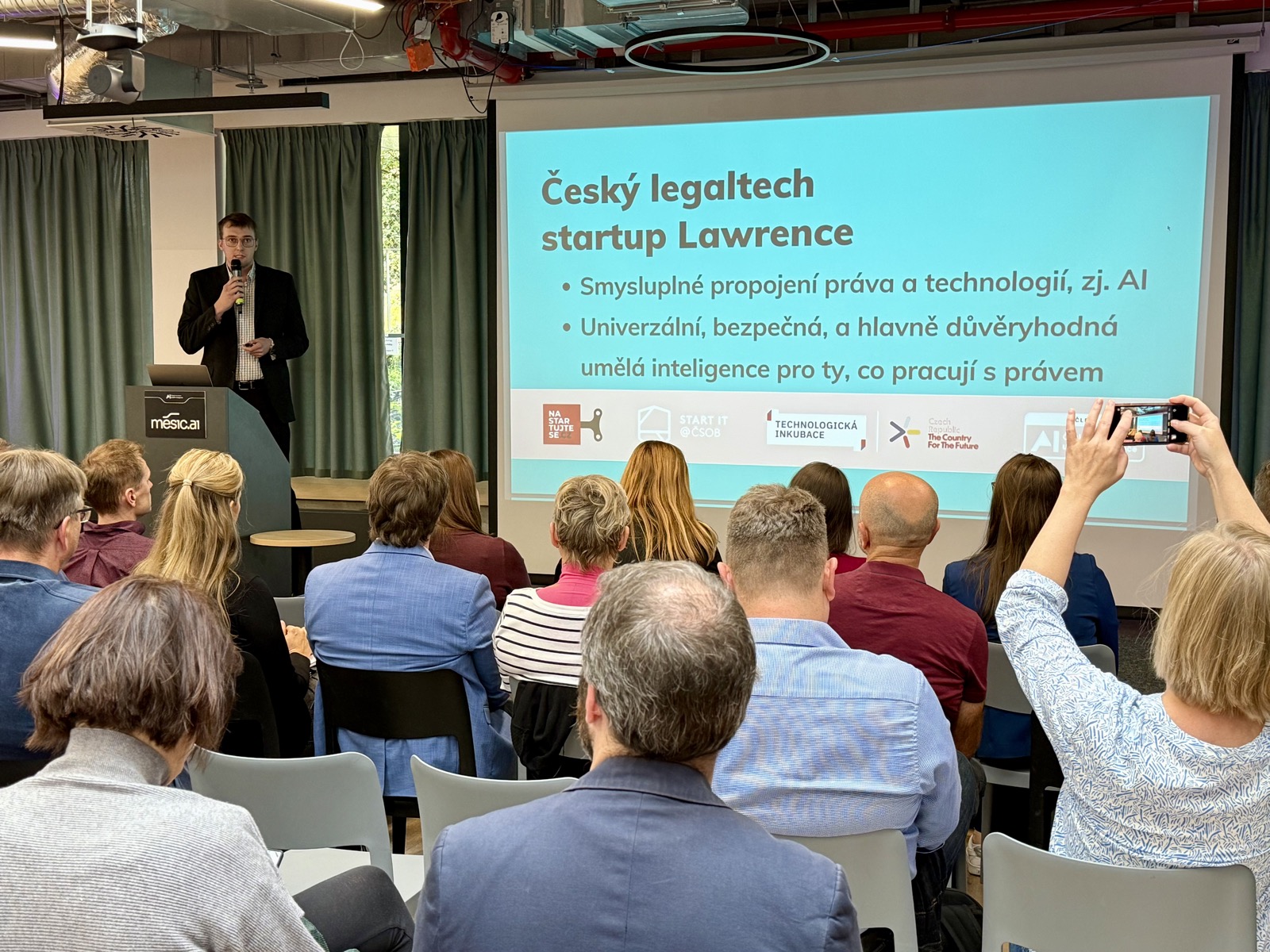 Přednáška Lawrence o právu a umělé inteligenci
